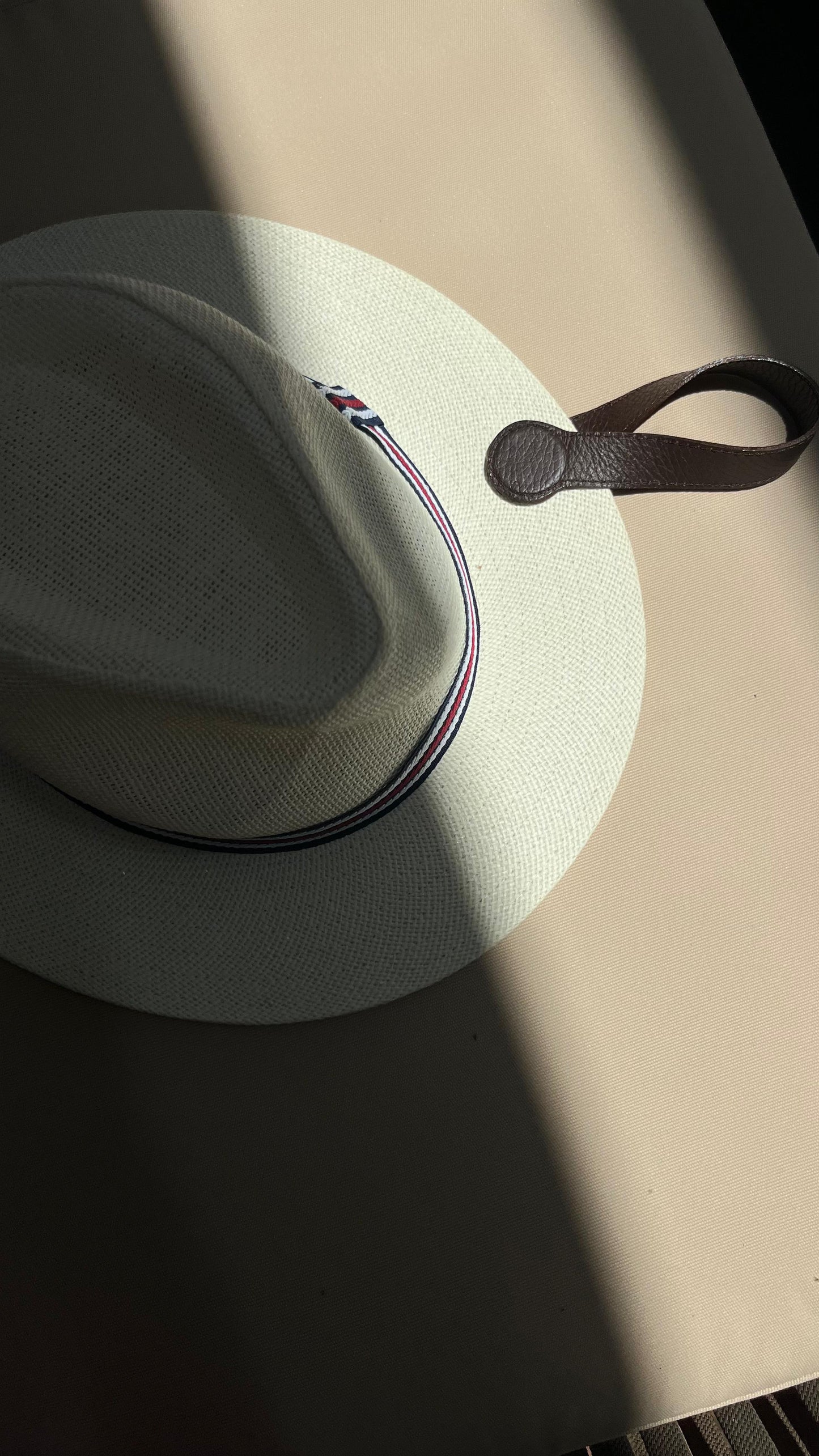 SUJETADOR DE SOMBRERO